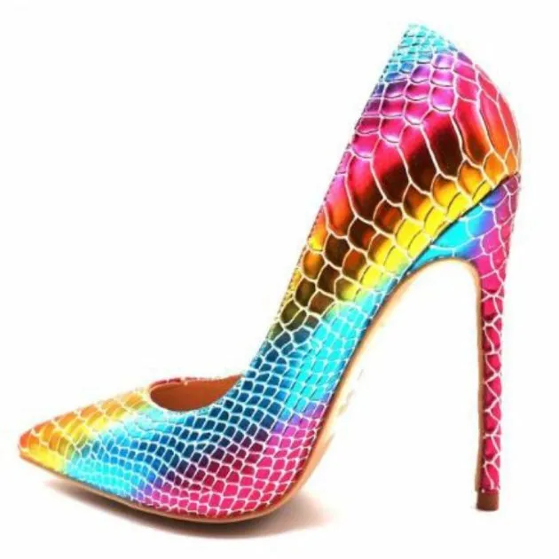 Zapatos de tacón de punta fina con estampado de serpiente arcoíris Charlotte