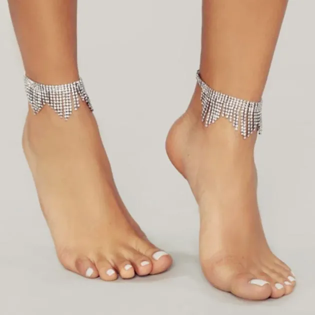 Cadena de pie con diamantes y borlas